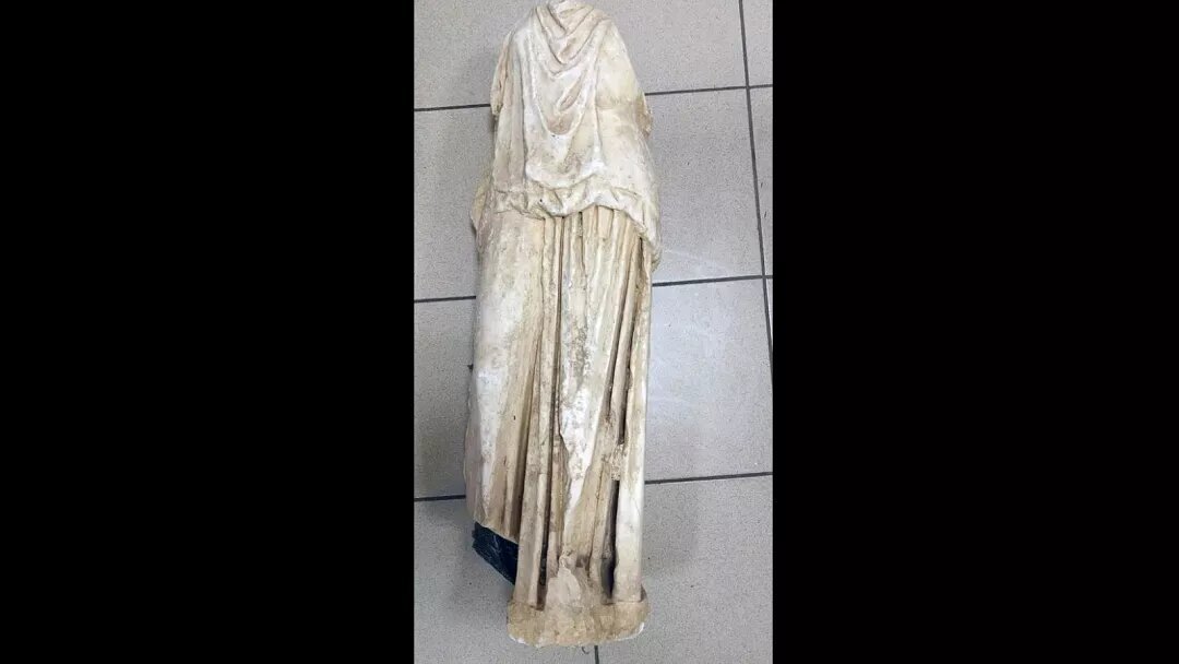 عکس/ پیدا شدن مجسمه ۲ هزار ساله در یک کیسه زباله عکس/ پیدا شدن مجسمه ۲ هزار ساله در یک کیسه زباله