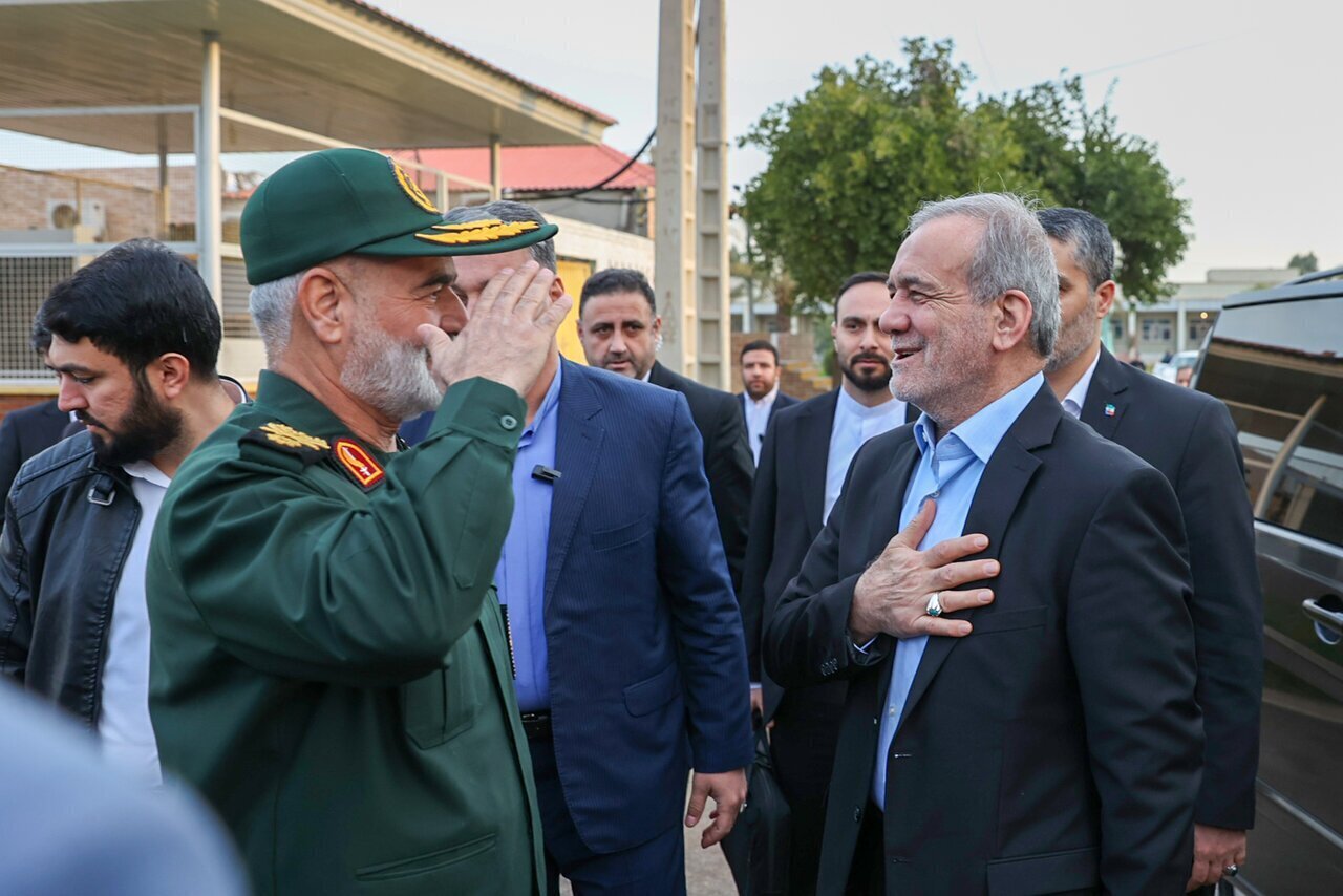 عکس/ژست جالب پزشکیان مقابل احترام نظامی یک سردار سپاه