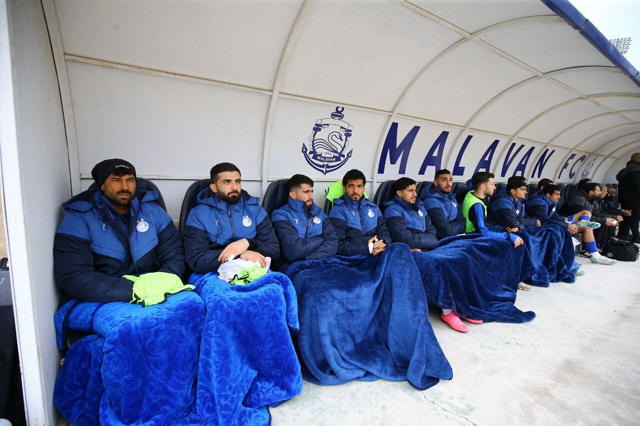 عکس/ چهره درهم رامین رضاییان روی نیمکت ذخیرهها عکس/ چهره درهم رامین رضاییان روی نیمکت ذخیرهها