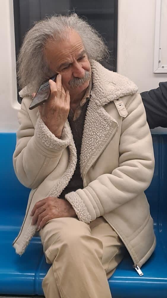 عکس/شباهت جالب یک شهروند به آلبرت اینشتین در مترو تهران