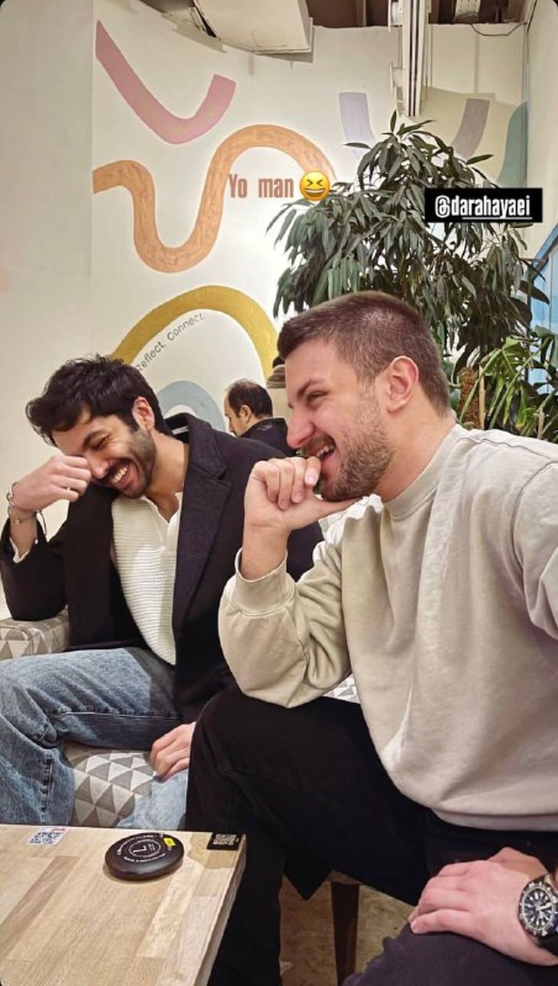 عکسی تازه منتشر شده از دو دوست قدیمی؛ دارا حیایی در کنار دوست صمیمی‌اش