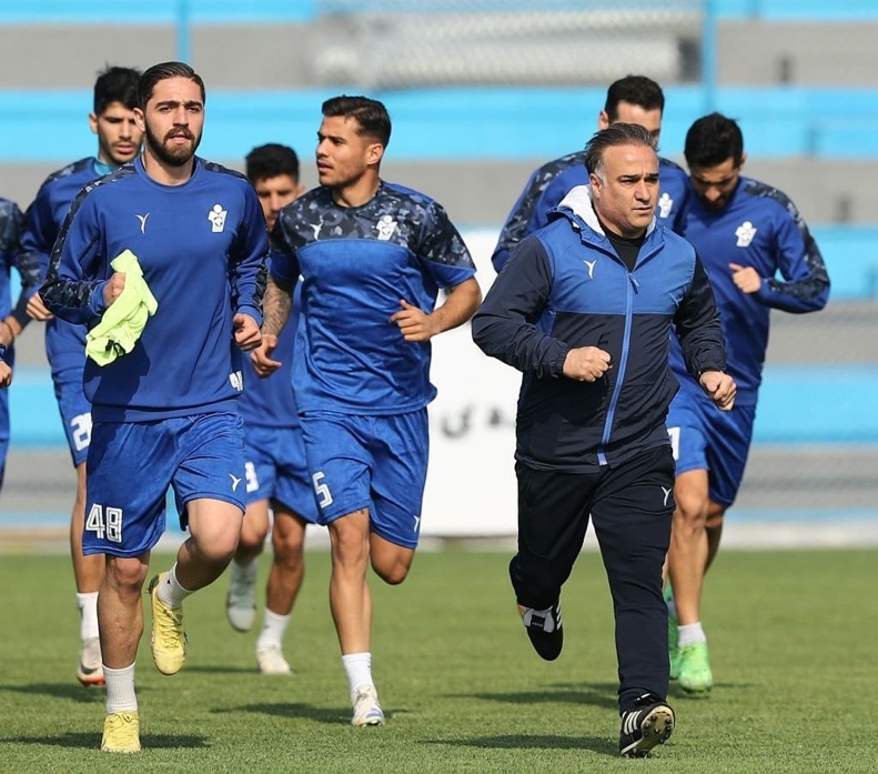 عکس/ سرمربیای که از شاگردانش آمادهتر است! عکس/ سرمربیای که از شاگردانش آمادهتر است!