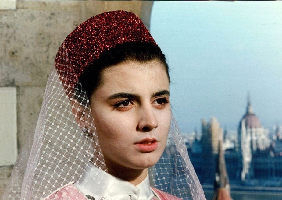 چهرۀ «لیلا حاتمی» در فیلم «دلشدگان»؛ سال ۱۳۷۰