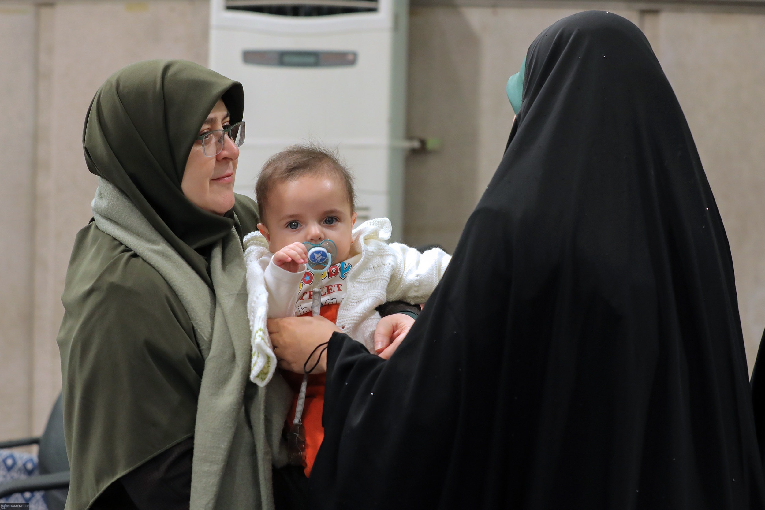 عکس/ سخنگوی دولت در بیت رهبری به همراه یک کودک سوژه عکاسان