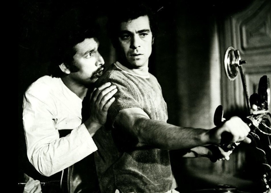 عکس/ «بهروز وثوقی و بهمن مفید» در صحنههایی از فیلم «رضا موتوری»؛ سال ۱۳۴۹ عکس/ «بهروز وثوقی و بهمن مفید» در صحنههایی از فیلم «رضا موتوری»؛ سال ۱۳۴۹