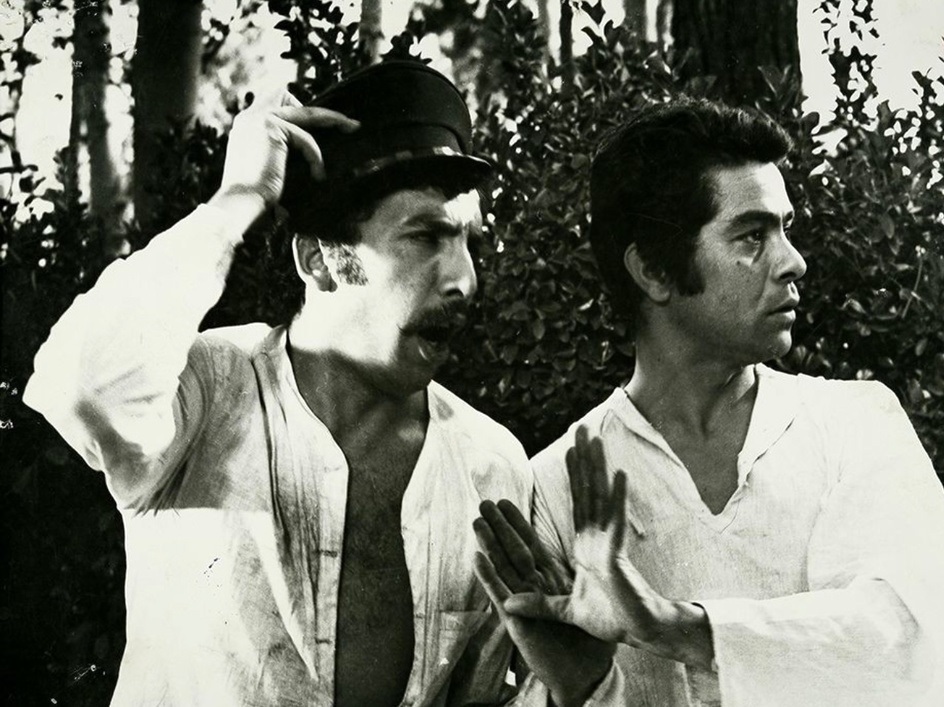 عکس/ «بهروز وثوقی و بهمن مفید» در صحنههایی از فیلم «رضا موتوری»؛ سال ۱۳۴۹ عکس/ «بهروز وثوقی و بهمن مفید» در صحنههایی از فیلم «رضا موتوری»؛ سال ۱۳۴۹