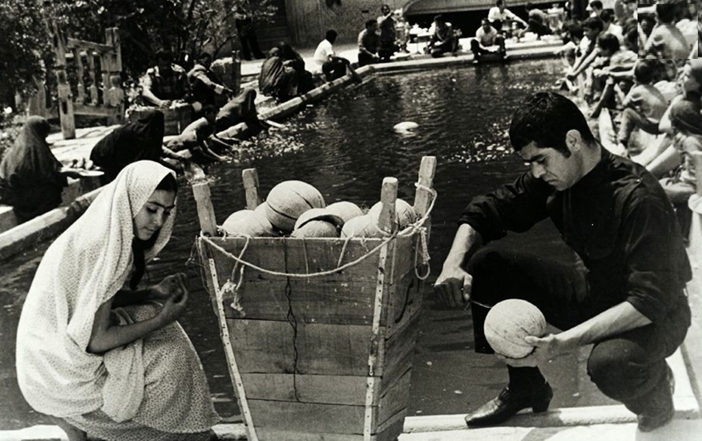 «بهروز وثوقی و آفرین عبیسی» در صحنه‌ای از فیلم «طوقی»؛ سال ۱۳۴۹