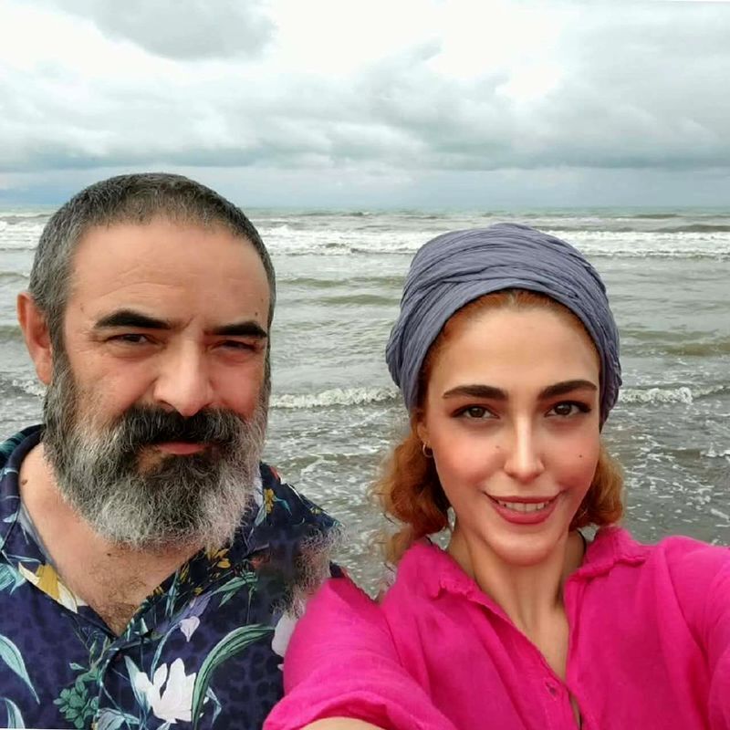 عکس ساحلی از حسن معجونی و همسر فوق جوانش!