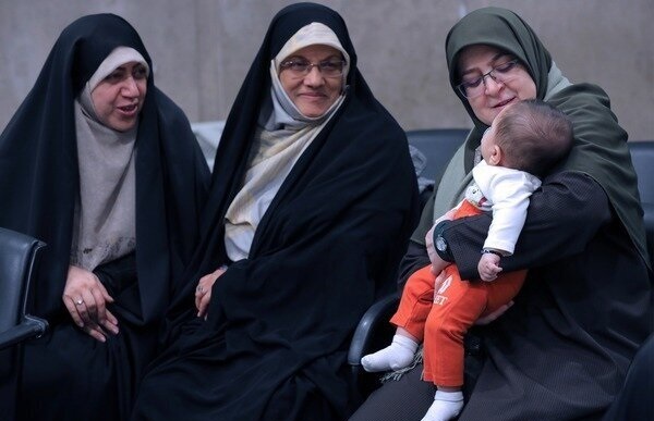 عکس/سخنگوی دولت با یک نوزاد در بغل سوژه عکاسان شد