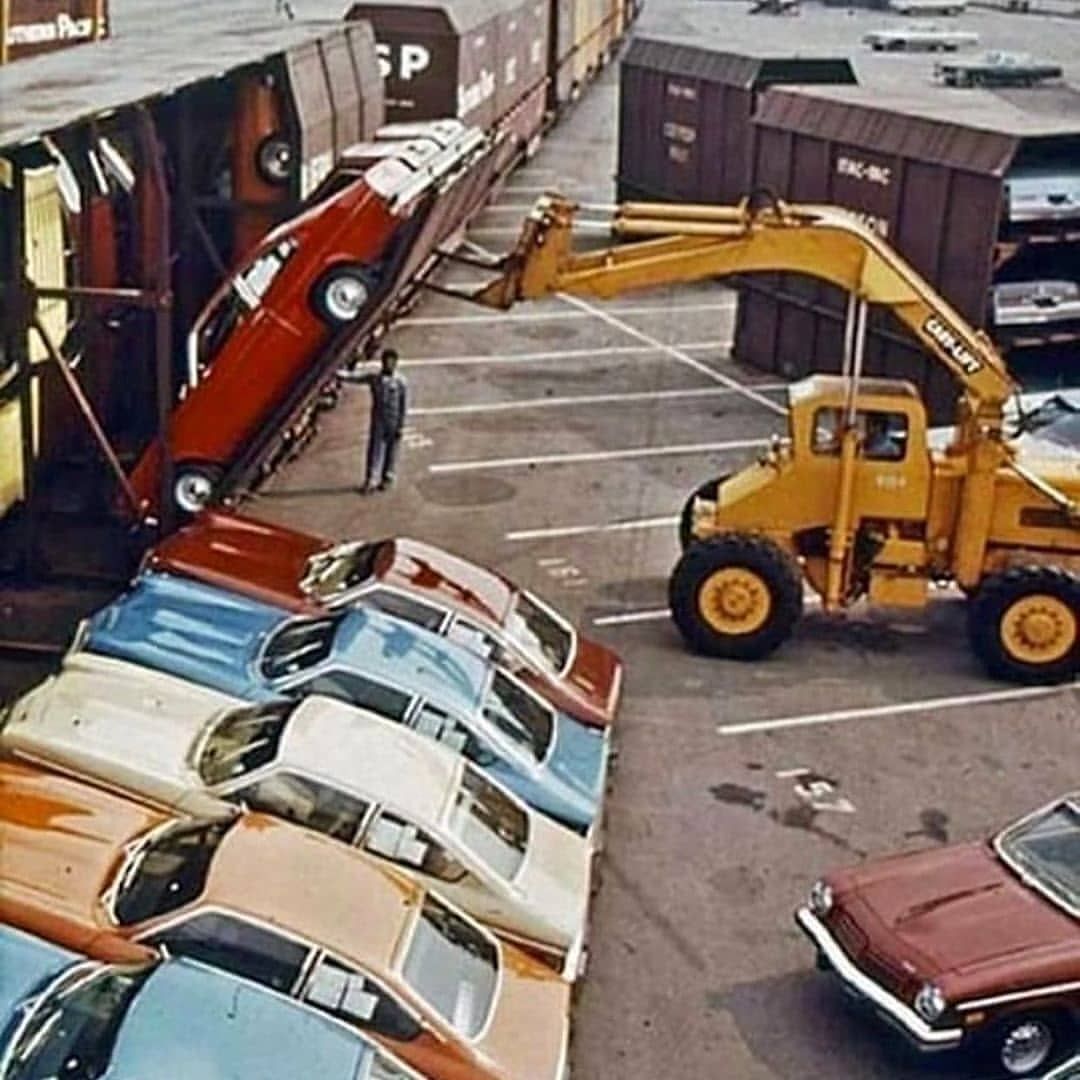 عکس/ نحوه قرار دادن و حمل ماشین‌ها با قطار در سال ۱۹۷۱