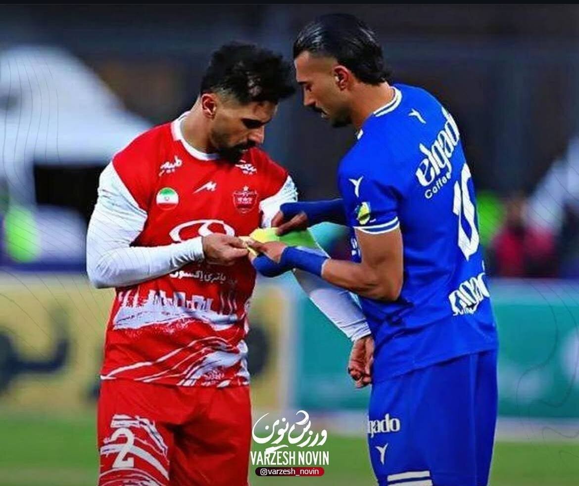 عکس/بازوبند کاپیتانی پرسپولیس در دستان رامین رضاییان عکس/بازوبند کاپیتانی پرسپولیس در دستان رامین رضاییان