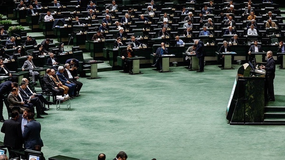 آغاز جلسه بررسی استیضاح همتی در صحن مجلس با حضور پزشکیان