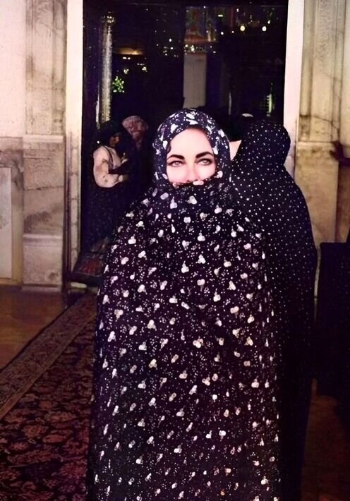 عکس/ «الیزابت تیلور» هنرپیشه آمریکایی در شاهچراغ؛ سال ۵۴