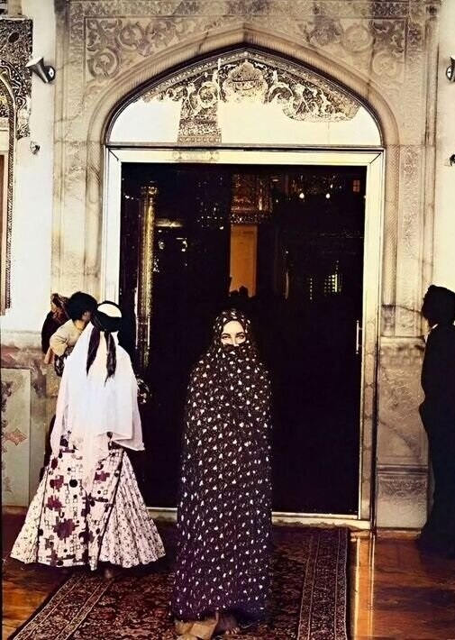 عکس/ «الیزابت تیلور» هنرپیشه آمریکایی در شاهچراغ؛ سال ۵۴