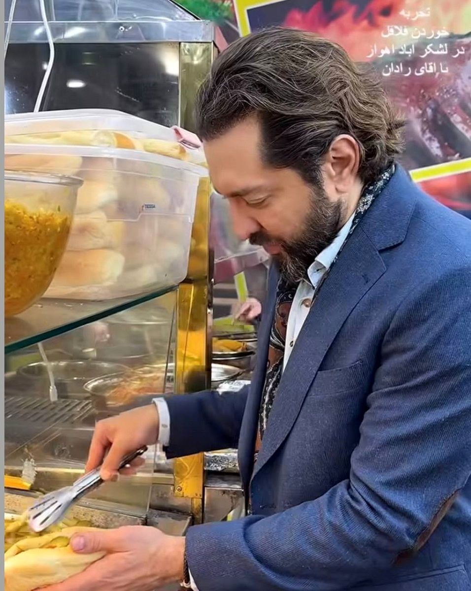 عکس/بهرام رادان بازیگر فیلم عطش پس از ۲۲ سال در فلافل فروشی‌های اهواز