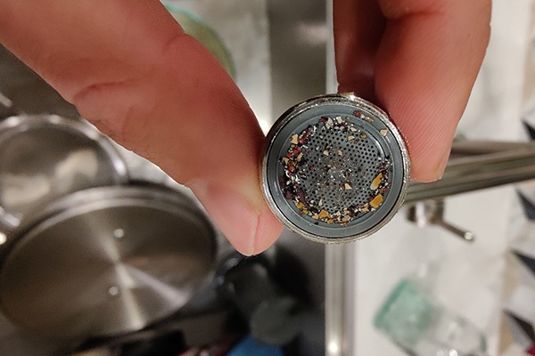 رسوب جمع شده در پرلاتور شیرآلات رسوب جمع شده در پرلاتور شیرآلات