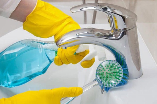 تمیز کردن شیرآلات رسوب گرفته تمیز کردن شیرآلات رسوب گرفته