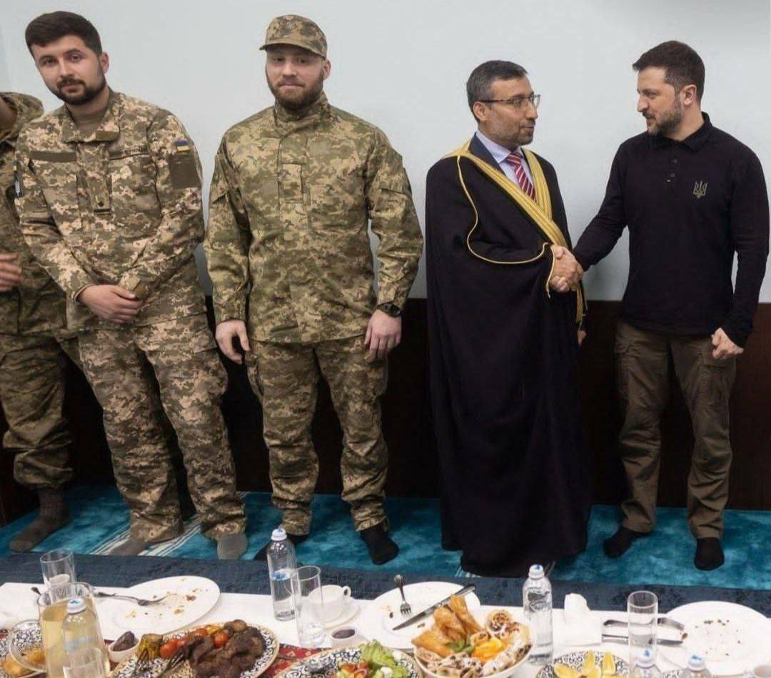 عکس/افطار زلنسکی با سربازان مسلمان در جبهه اوکراین عکس/افطار زلنسکی با سربازان مسلمان در جبهه اوکراین