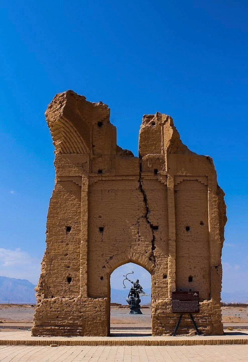 عکس/مجسمه آرش کمانگیر در نزدیکی دروازه باستانی فرافر، سریزد