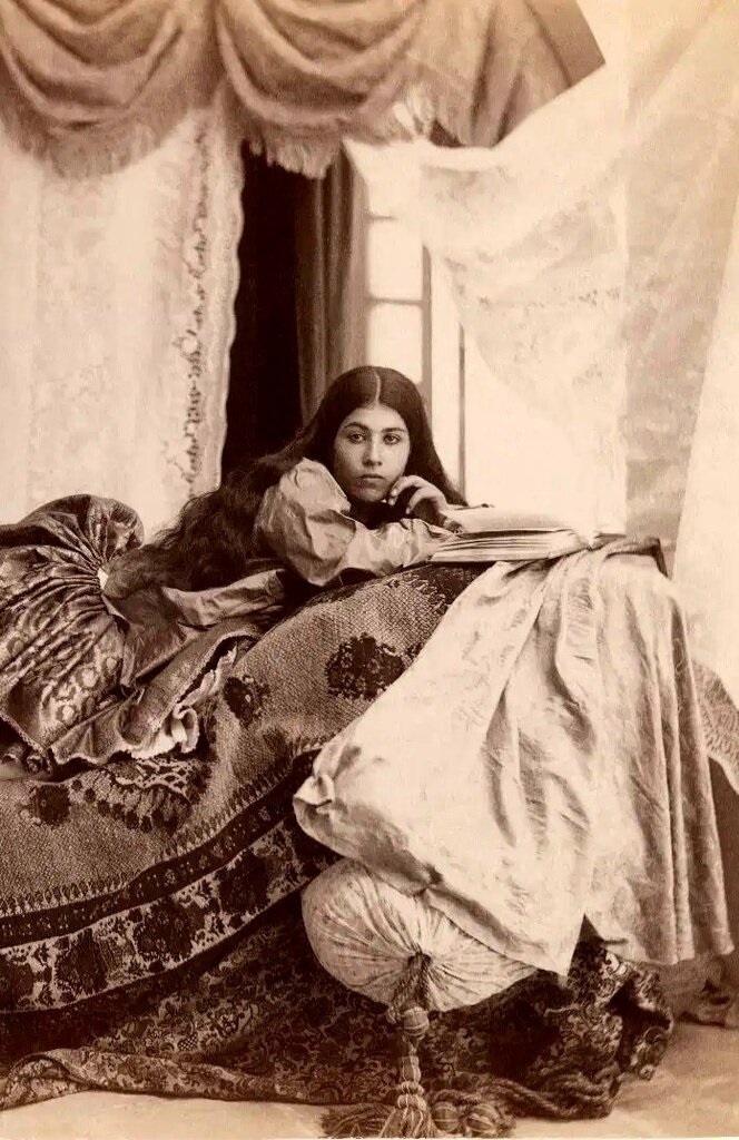 مجموعه عکس/دختران قاجاری در آتلیه عکاسی مجموعه عکس/دختران قاجاری در آتلیه عکاسی