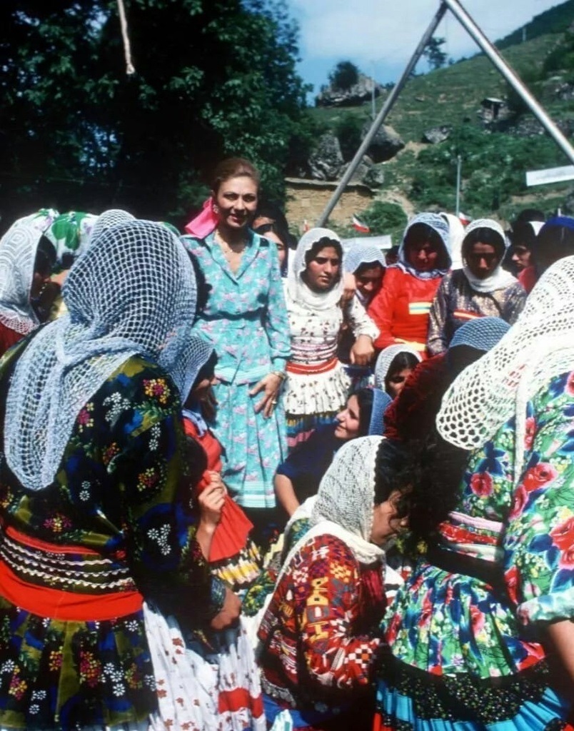 عکس/ «فرح دیبا» در میان زنان لاهیجانی در گیلان؛ سال ۵۵ عکس/ «فرح دیبا» در میان زنان لاهیجانی در گیلان؛ سال ۵۵