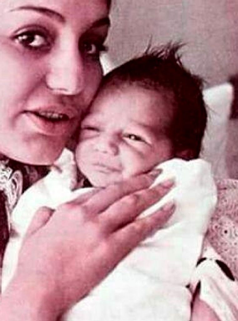 عکس/ «فائقه آتشین و پسرش کامبیز، در روزی که مادر شد»؛ سال ۴۷