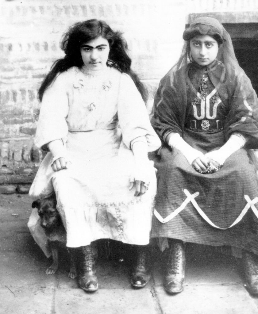 عکس/دو دختر نوجوان عهد قاجار و «سگشان»