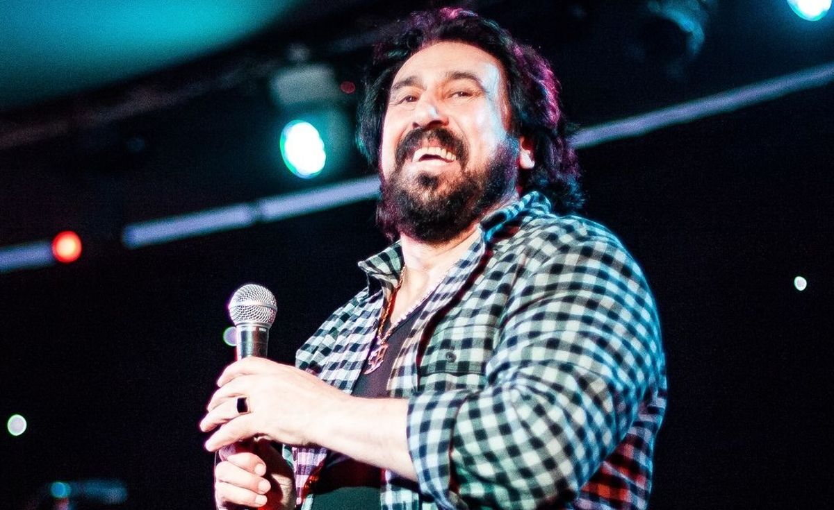 عکس/ژست «ابی و شب پره» با گیتار روی ریل قطار؛ سال 53