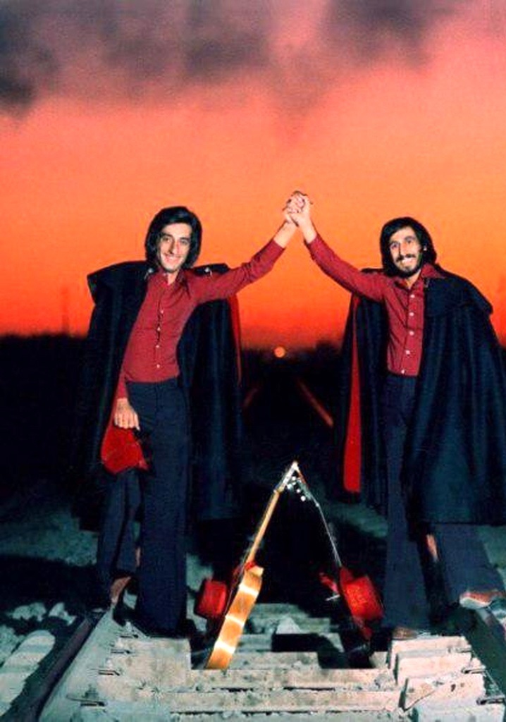 عکس/ژست «ابی و شب پره» با گیتار روی ریل قطار؛ سال ۵۳