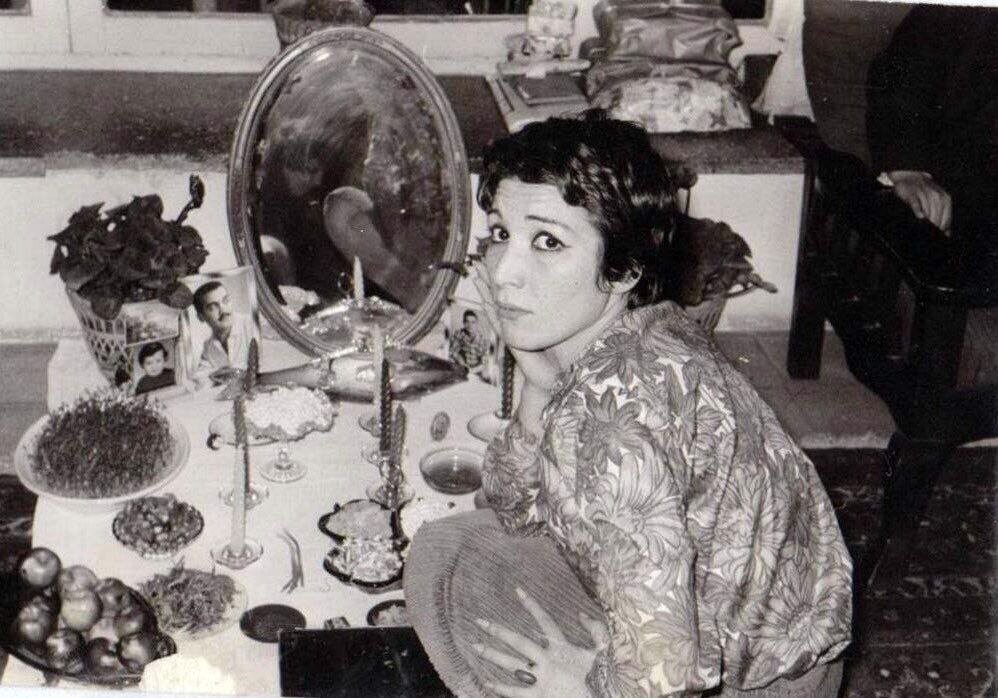 عکس/ تصویری دیده نشده از فروغ فرخزاد سر سفره هفت سین عکس/ تصویری دیده نشده از فروغ فرخزاد سر سفره هفت سین