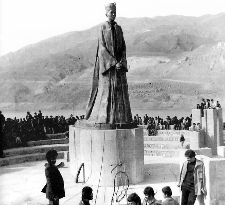 عکس/ پایین کشیدن مجسمه «فرح» در منجیل؛ اسفند ۵۷