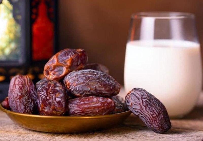 شیر و خرما برای سحری شیر و خرما برای سحری