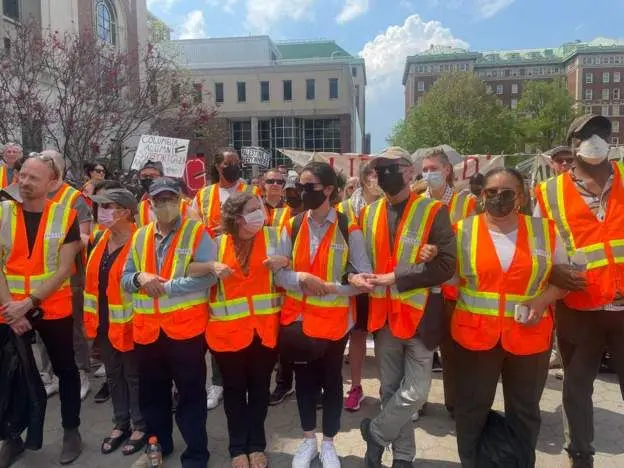 ادامه اعتراضات دانشجویی در آمریکا در حمایت از فلسطین ادامه اعتراضات دانشجویی در آمریکا در حمایت از فلسطین