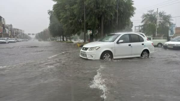 به دنبال بارش شدید باران در دزفول دسترسی به سه روستا بطور کامل قطع و جاده...