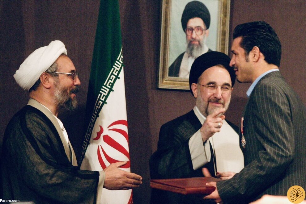 عکس| خاتمی مدال لیاقت علی دایی را اهدا کرد