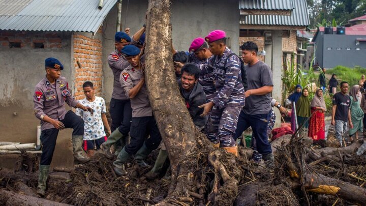 شمار قربانیان بارندگی شدید و جاری شدن سیل و رانش زمین در اندونزی به ۶۷...
