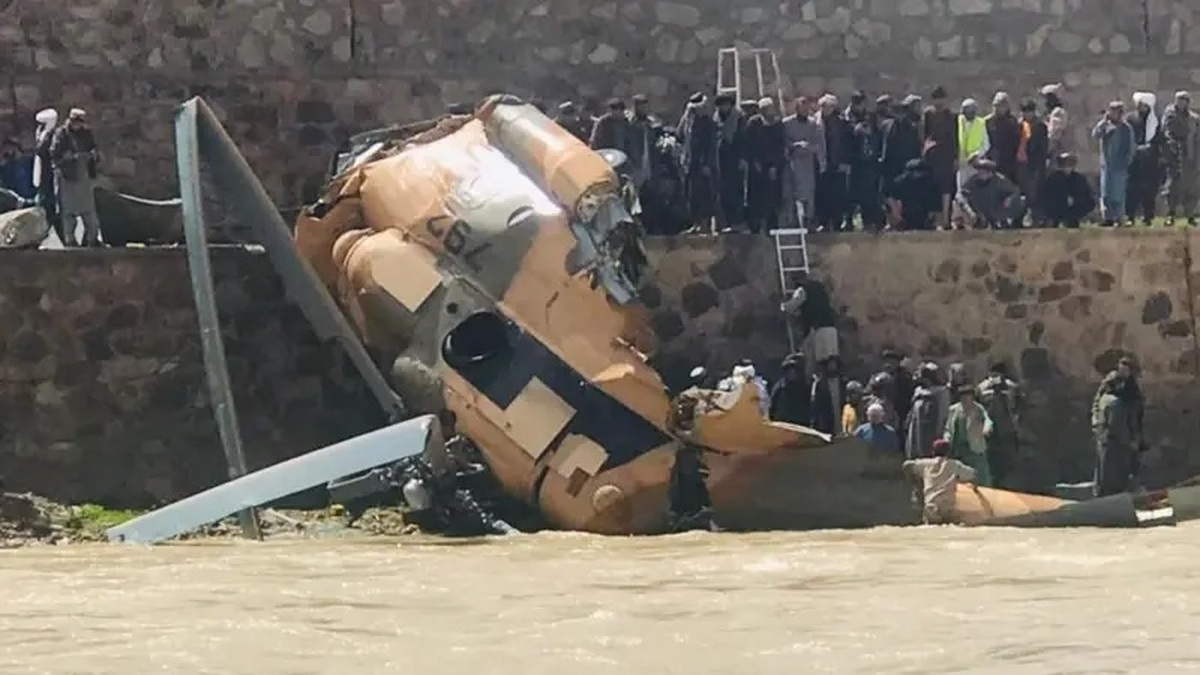 فیلم| سقوط هلیکوپتر نظامی طالبان در فیروزکوه