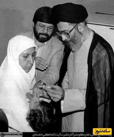 عکس| این کودک اولین قطره فلج اطفال را از دست رهبر انقلاب دریافت کرد