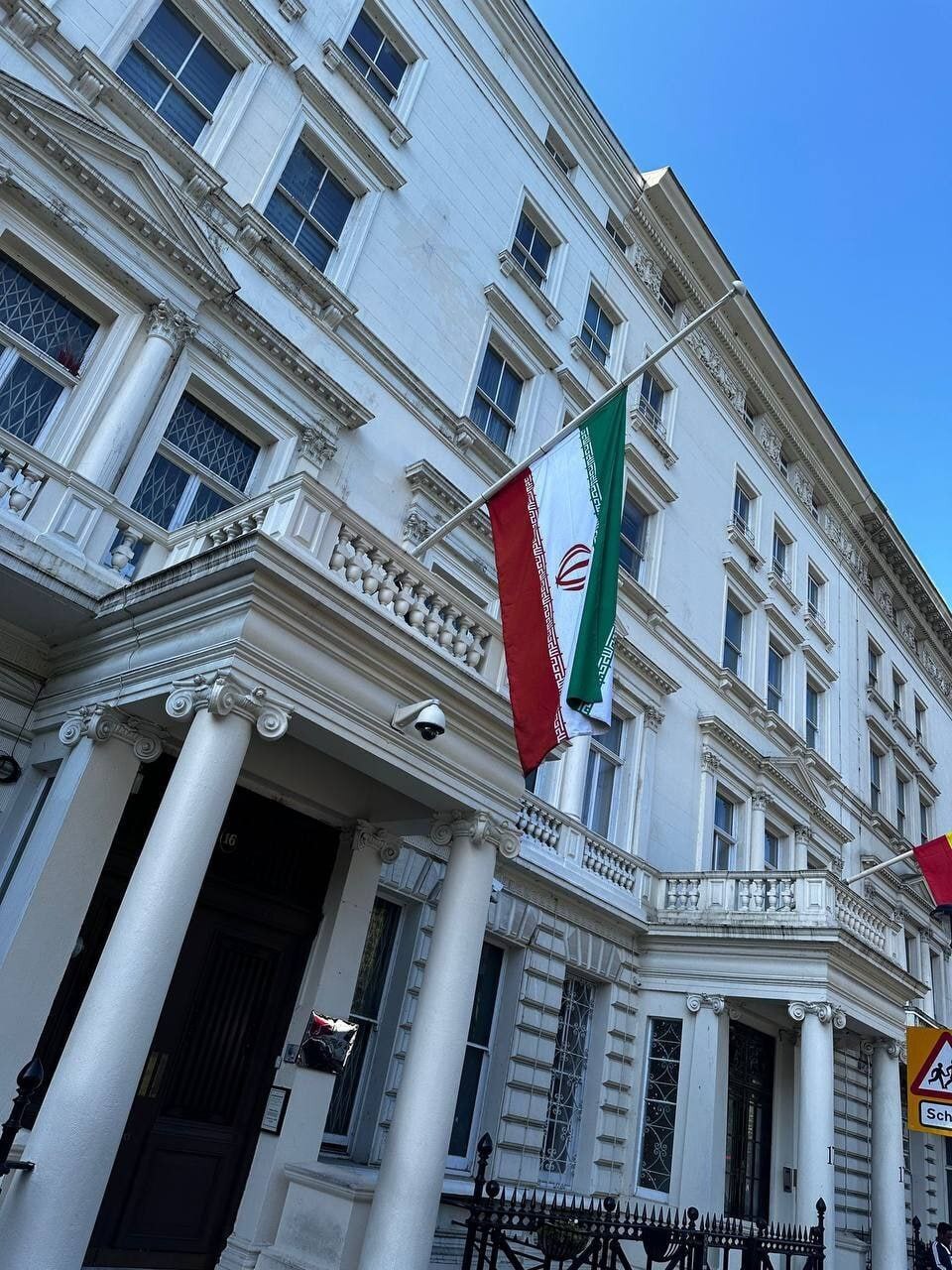 نیمه افراشته شدن پرچم ایران در انگلیس + عکس