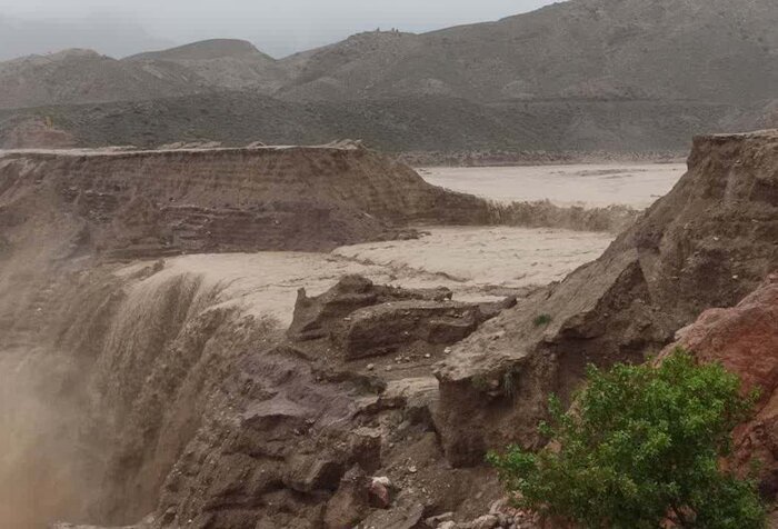 شکسته شدن 2 سد خاکی/ سیلاب در حاجی آباد زیرکوه جاری شد + عکس