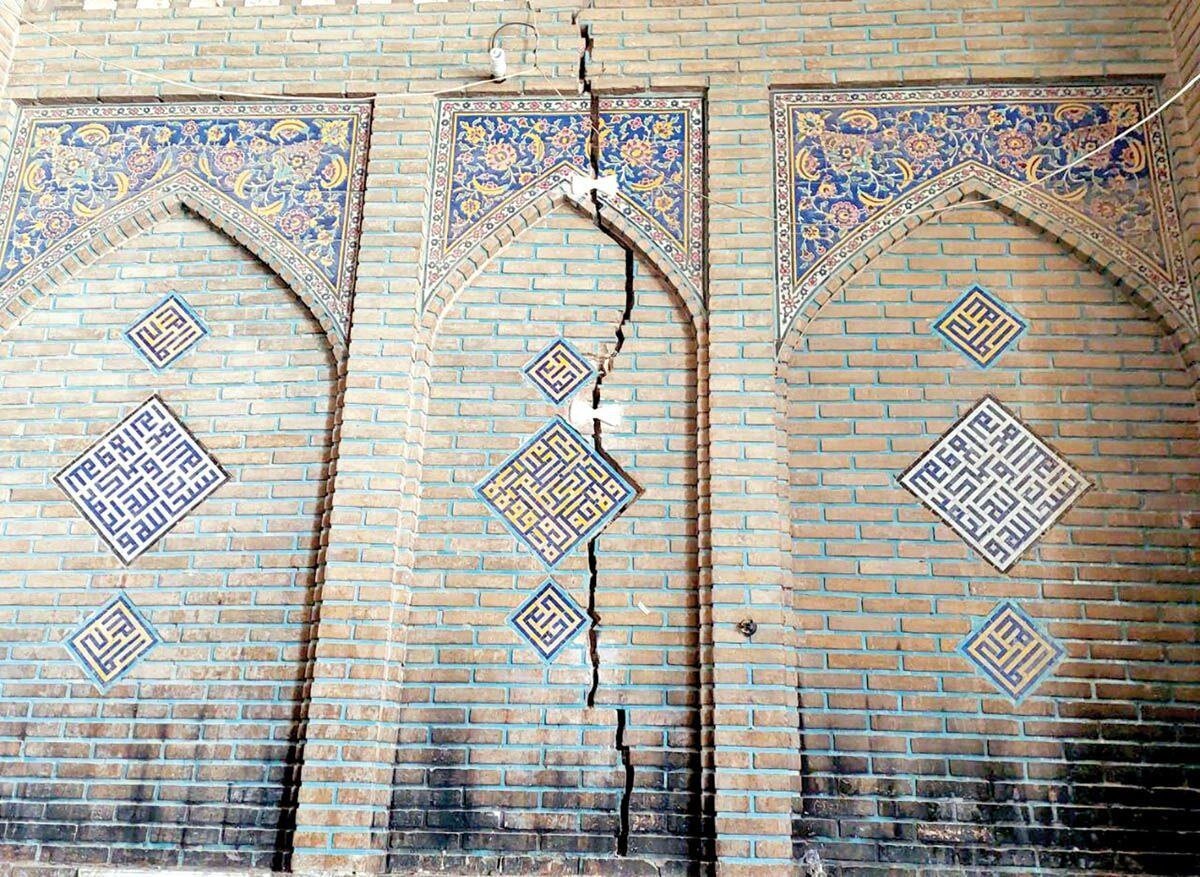 آژیر قرمز در اصفهان / فرونشست به آثار باستانی هم رسید+ عکس
