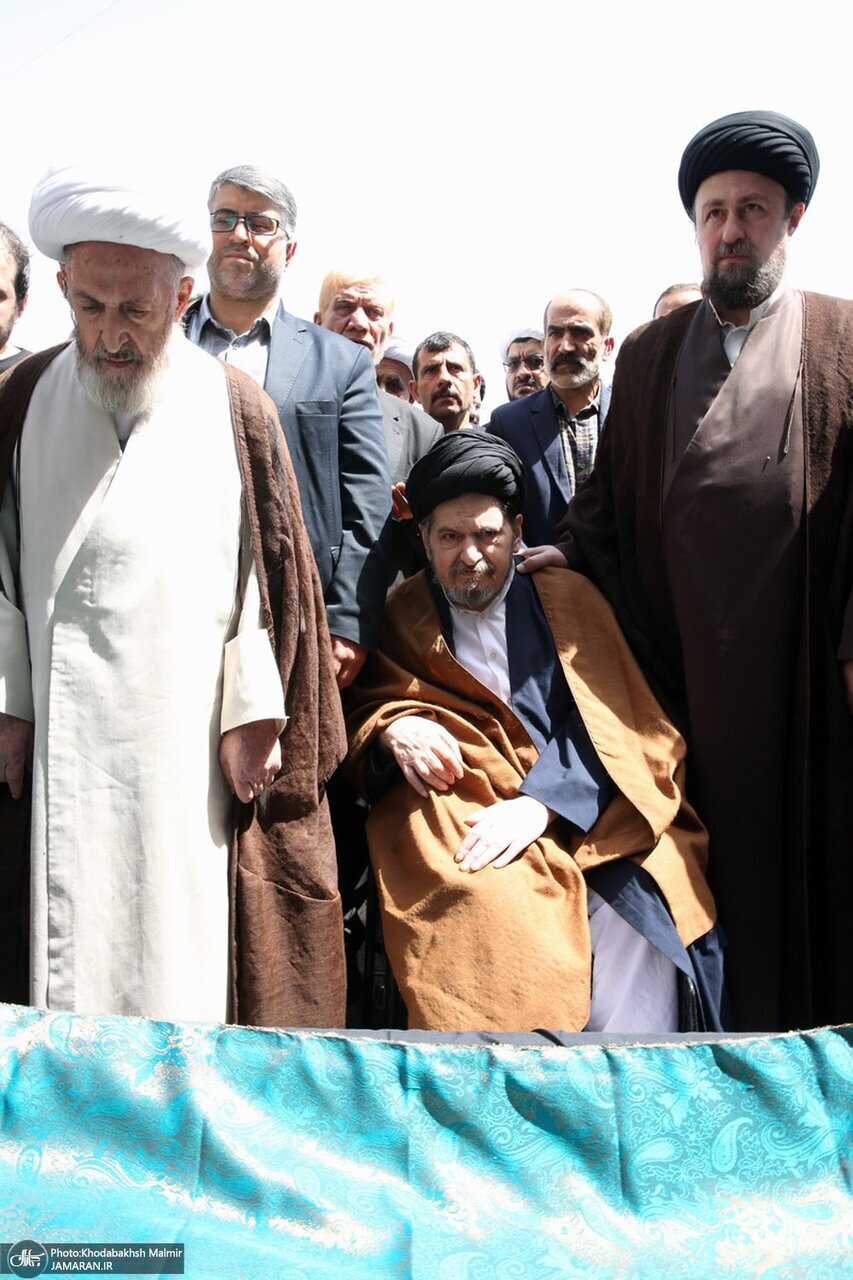 عکسی از سیدحسین خمینی در هنگام نماز بر پیکر مادرش عکسی از سیدحسین خمینی در هنگام نماز بر پیکر مادرش