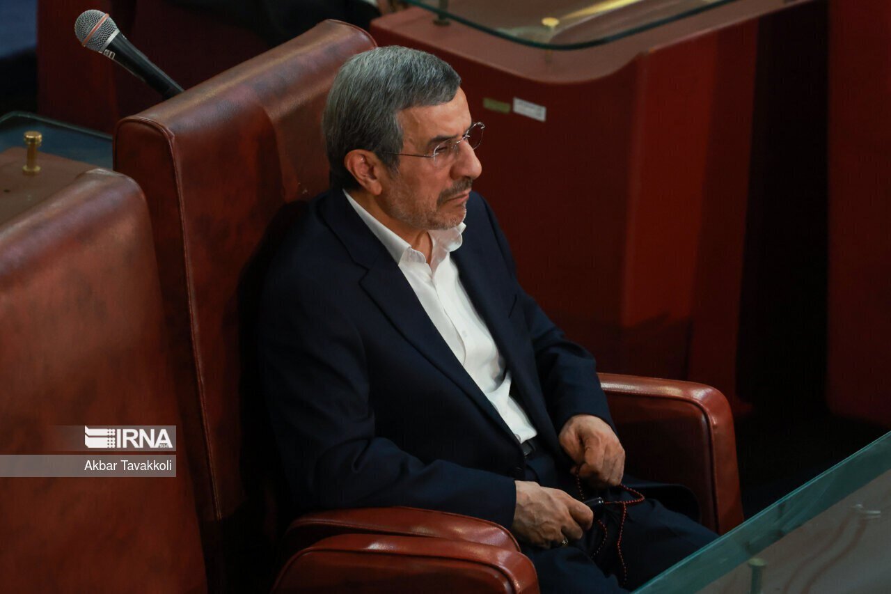 تصویر جدید از احمدی‌نژاد در مراسم مجلس خبرگان