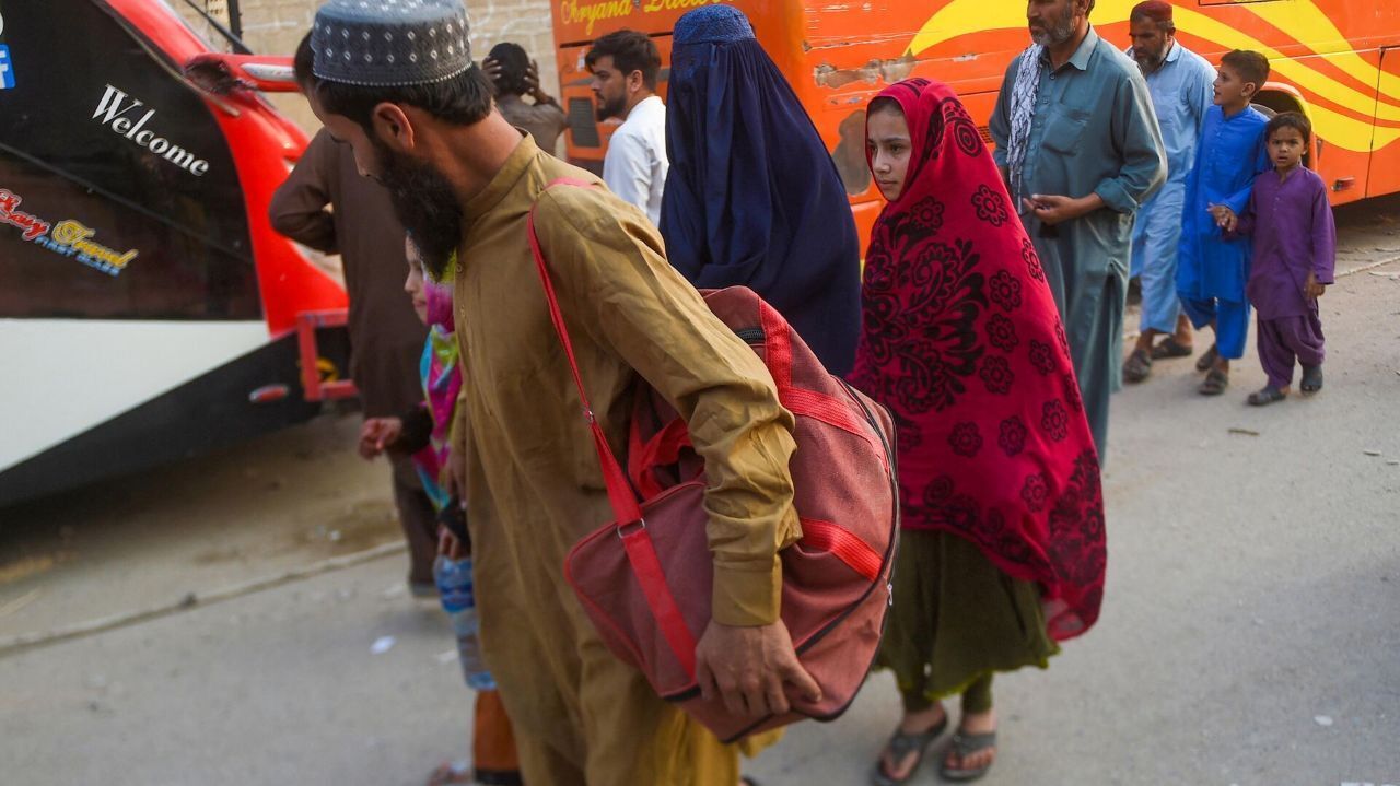 پاکستان بیش از ۹۰۰ مهاجر افغان را اخراج کرد