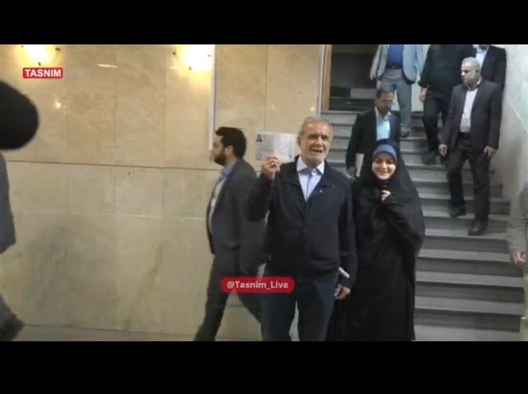 عکسی از مسعود پزشکیان و دخترش در ستاد انتخابات