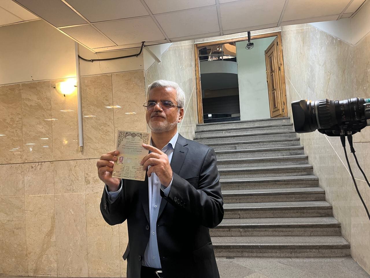 محمود صادقی در انتخابات ۱۴۰۳ ثبت نام کرد + عکس