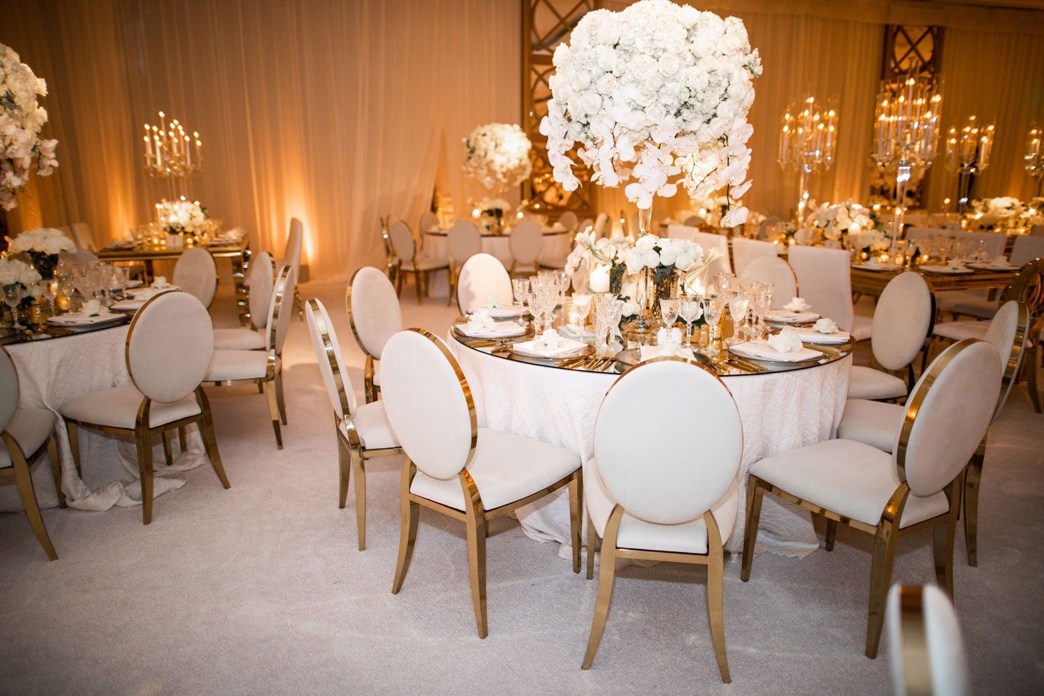 ۱۹ نوع صندلی تالاری برای نشستن شیک مهمانان شما