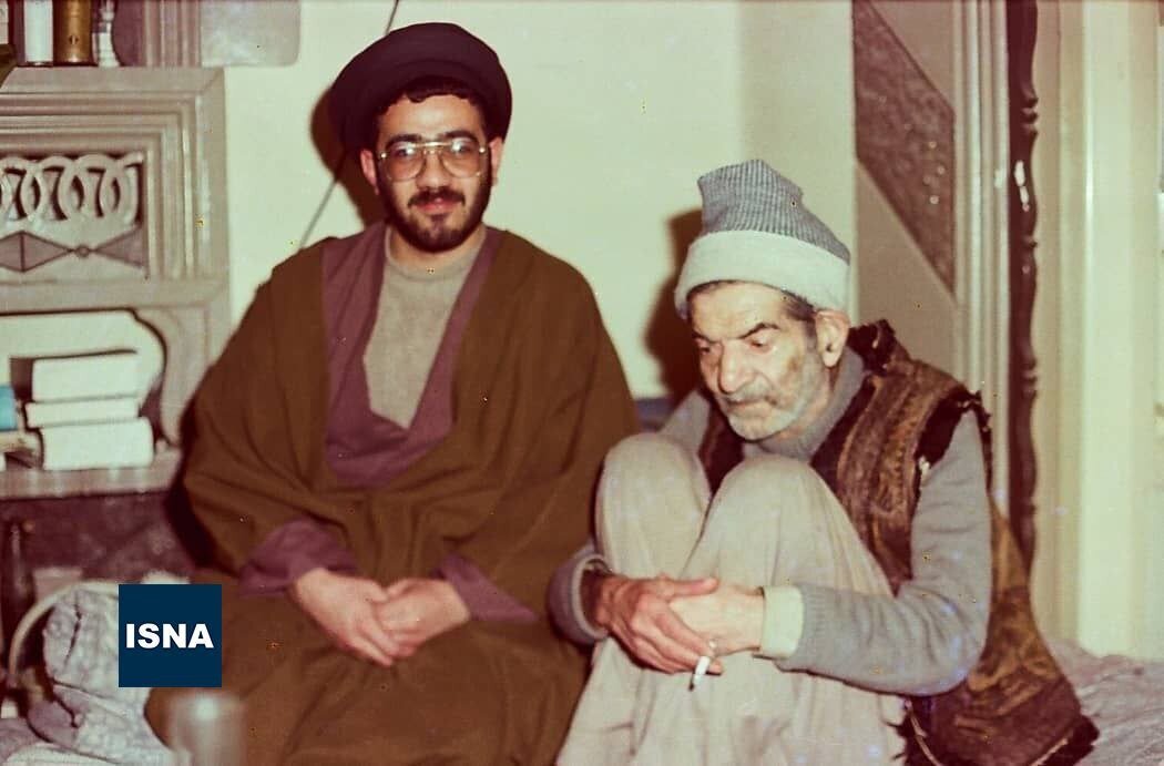 عکس| تصویری از آل هاشم در منزل استاد شهریار سال ۱۳۶۳