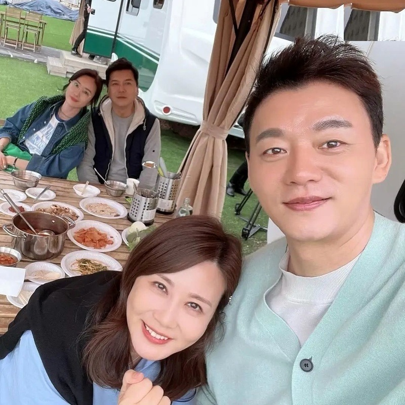 عکس| دورهمی خانوادگی مادر جومونگ با تسو و نامزدش!