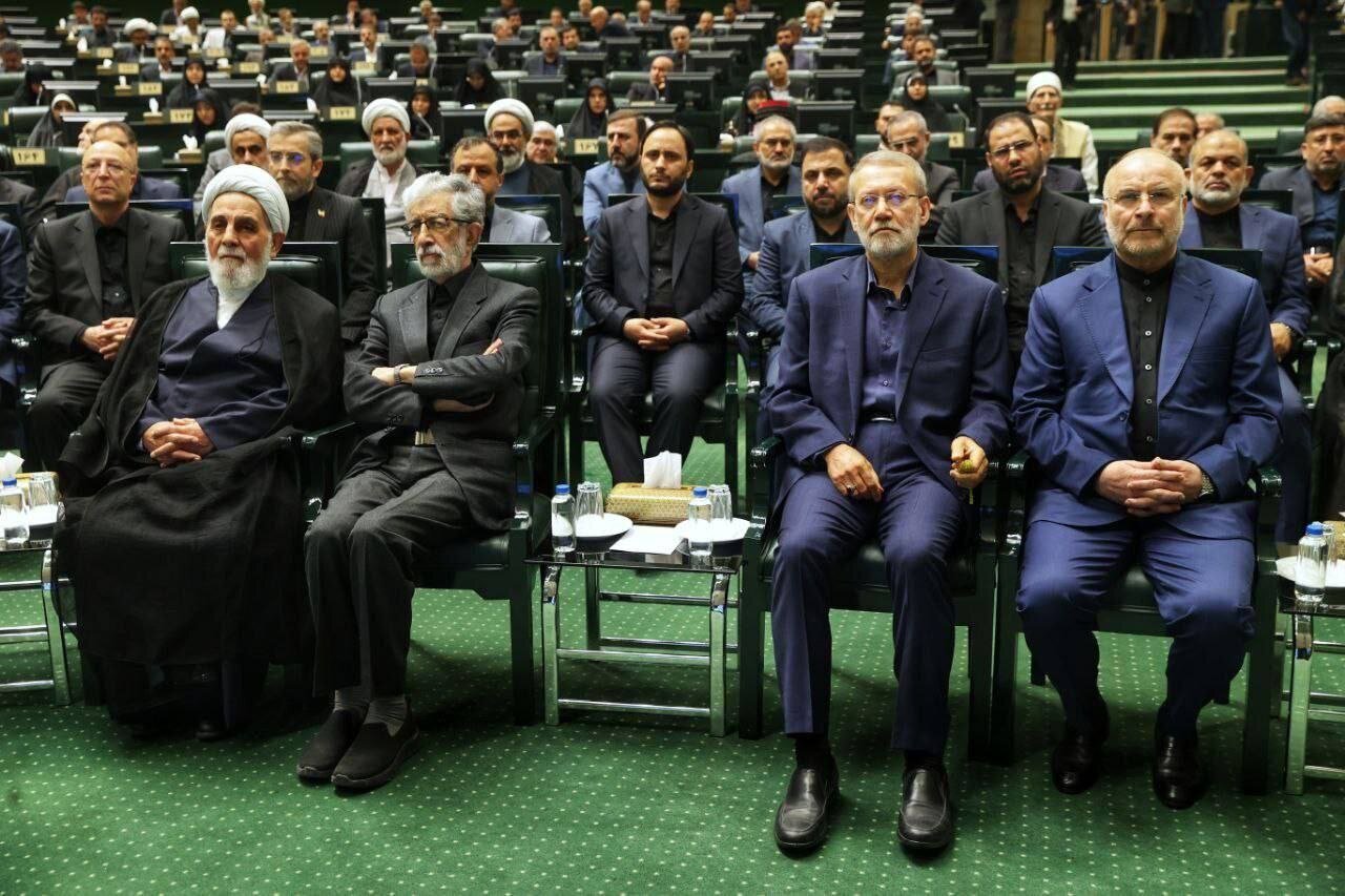 یک قاب ویژه از افتتاحیه مجلس دوازدهم؛ قالیباف کنار لاریجانی نشست، حدادعادل همنشین ناطق نوری